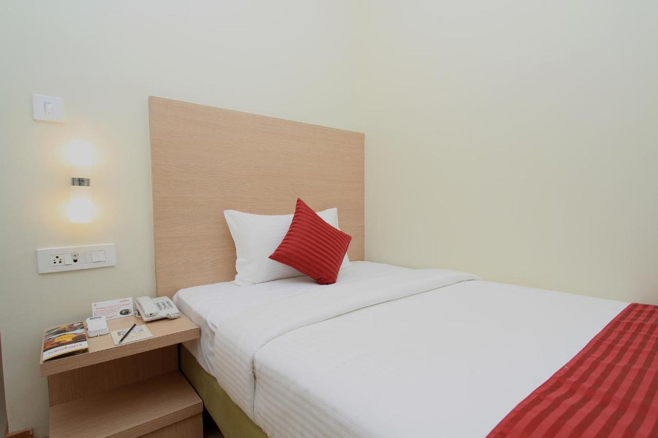 Hotel La Sara Regent à Bangalore Extérieur photo