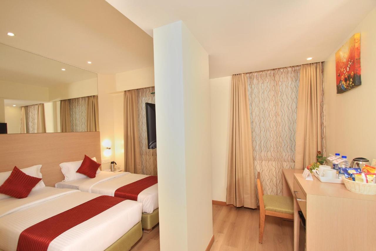 Hotel La Sara Regent à Bangalore Extérieur photo